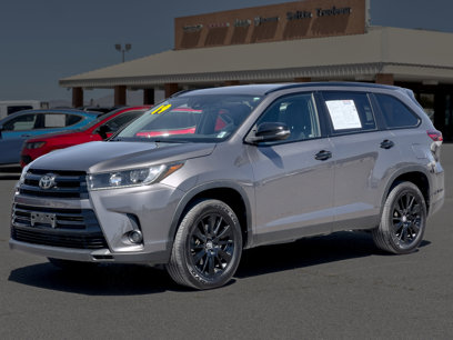 Used 2019 Toyota Highlander SE w/ Nightshade Edition