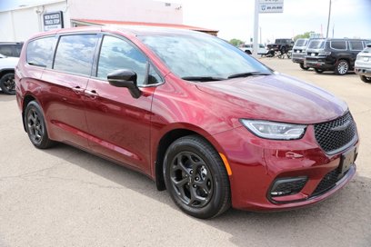 New 2023 Chrysler Pacifica Limited w/ Uconnect Theater Family Group