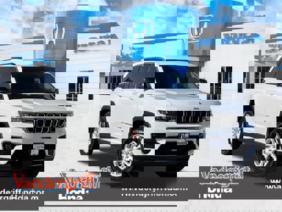 Used 2023 Jeep Grand Cherokee Laredo w/ Luxury Tech Group I