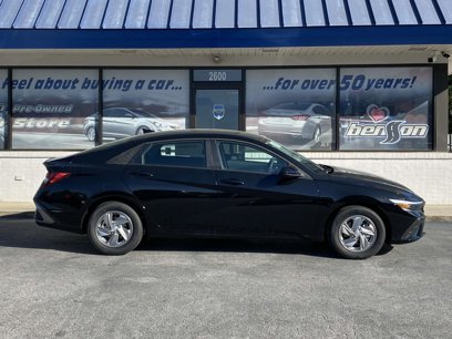 New 2025 Hyundai Elantra SE