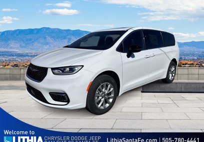 New 2025 Chrysler Pacifica Select w/ Uconnect Theater Family Group