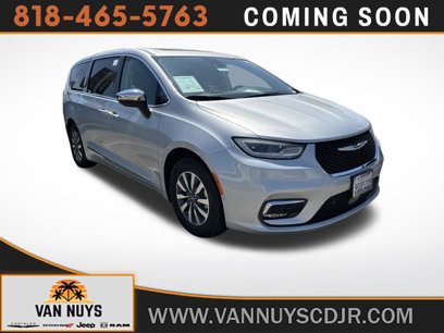 Used 2023 Chrysler Pacifica Limited w/ Uconnect Theater Family Group