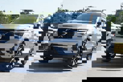 New 2025 Volvo XC40 B5 Ultra w/ Protection Package Premier