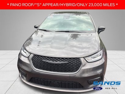 Used 2023 Chrysler Pacifica Limited w/ Uconnect Theater Family Group