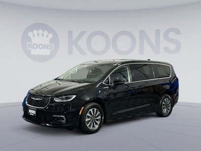 Used 2022 Chrysler Pacifica Touring-L w/ Uconnect Theater Family Group