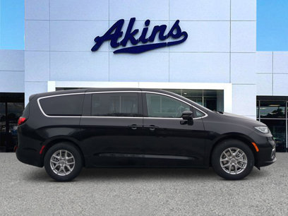 New 2025 Chrysler Pacifica Select