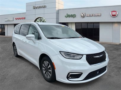Used 2022 Chrysler Pacifica Touring-L w/ Uconnect Theater Family Group