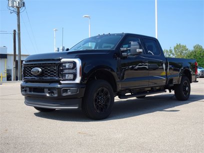 New 2025 Ford F350 Lariat w/ Black Appearance Package