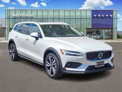 New 2025 Volvo V60 B5 Cross Country Plus w/ Protection Package Premier