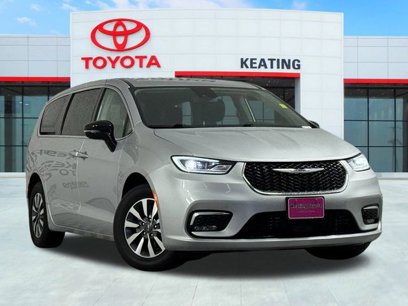 Used 2024 Chrysler Pacifica Select