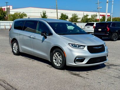 New 2026 Chrysler Pacifica Select