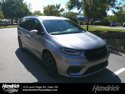 Used 2021 Chrysler Pacifica Touring-L w/ Uconnect Theater Family Group