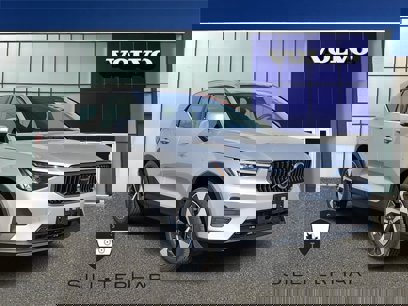 New 2025 Volvo XC40 B5 Core w/ Climate Package