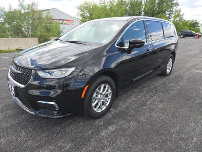 New 2025 Chrysler Pacifica Select