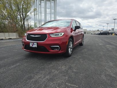 New 2025 Chrysler Pacifica Select
