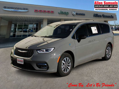 New 2025 Chrysler Pacifica Select w/ Uconnect Theater Family Group