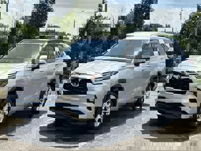 Used 2022 Toyota Highlander LE