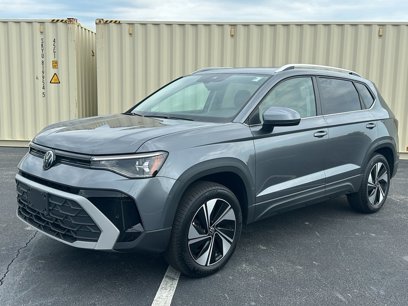 Used 2025 Volkswagen Taos SE w/ Panoramic Sunroof Package