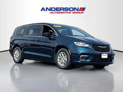 New 2025 Chrysler Pacifica Select