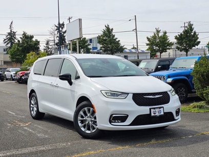 New 2025 Chrysler Pacifica Select