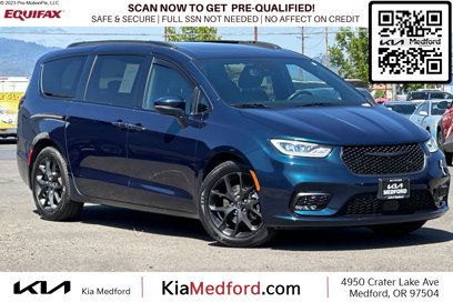 Used 2021 Chrysler Pacifica Touring-L w/ Uconnect Theater Family Group