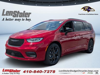 New 2025 Chrysler Pacifica Limited w/ Uconnect Theater Family Group