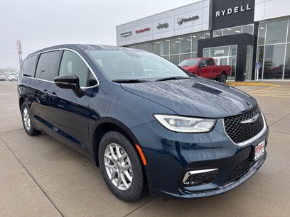 New 2025 Chrysler Pacifica Select