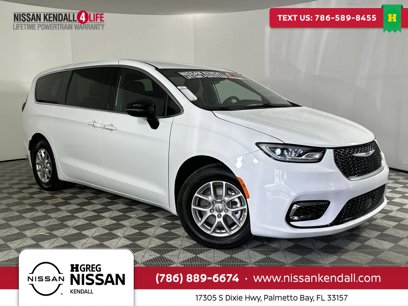 Used 2025 Chrysler Pacifica Select