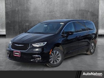 New 2025 Chrysler Pacifica Select