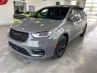 Certified 2022 Chrysler Pacifica Limited w/ Uconnect Theater Family Group