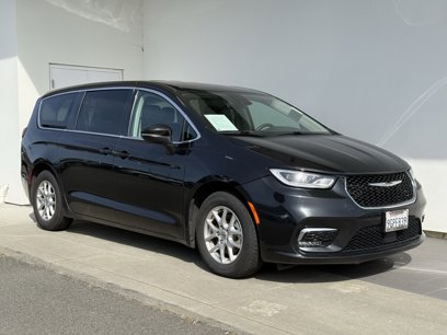 Used 2023 Chrysler Pacifica Touring-L