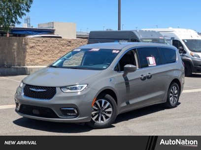 Used 2022 Chrysler Pacifica Touring-L w/ Uconnect Theater Family Group