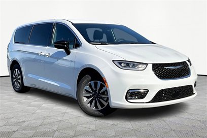 New 2025 Chrysler Pacifica Select