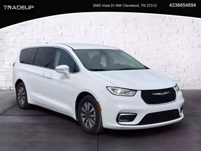 Used 2022 Chrysler Pacifica Touring-L w/ Uconnect Theater Family Group