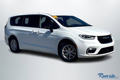 New 2024 Chrysler Pacifica Touring-L w/ Uconnect Theater Family Group
