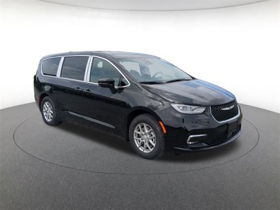 New 2025 Chrysler Pacifica Select
