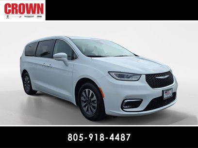Certified 2022 Chrysler Pacifica Touring-L w/ Uconnect Theater Family Group