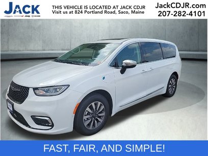 New 2023 Chrysler Pacifica Limited w/ Uconnect Theater Family Group