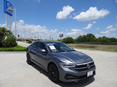 Used 2023 Volkswagen Jetta SE w/ Panoramic Sunroof Package