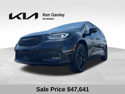 Used 2024 Chrysler Pacifica Limited w/ Uconnect Theater Family Group