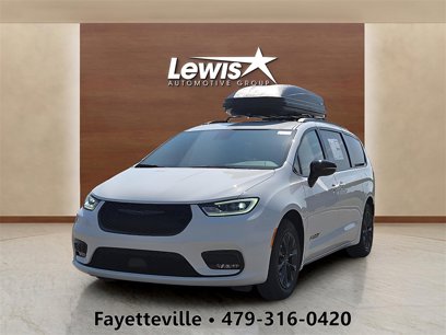 New 2025 Chrysler Pacifica Select