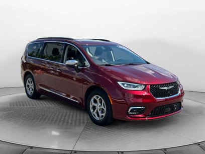 Used 2023 Chrysler Pacifica Limited w/ Uconnect Theater Family Group