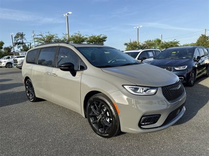 New 2025 Chrysler Pacifica Limited