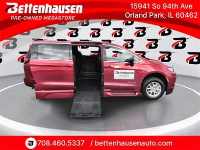 Used 2025 Chrysler Pacifica Select