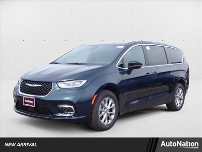 New 2025 Chrysler Pacifica Select w/ Uconnect Theater Family Group
