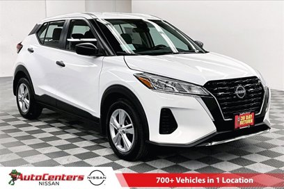 New 2025 Nissan Kicks Play S