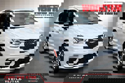 New 2025 Chrysler Pacifica Select
