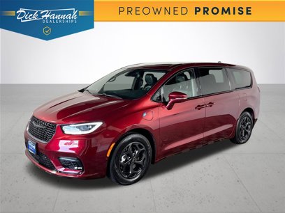 Used 2022 Chrysler Pacifica Limited w/ Uconnect Theater Family Group