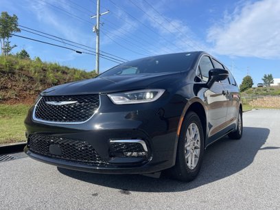 New 2025 Chrysler Pacifica Select