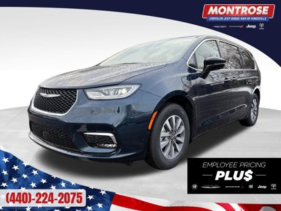 New 2025 Chrysler Pacifica Select w/ Uconnect Theater Family Group